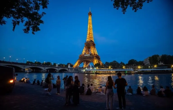 Навіть Ейфелева вежа трішки виростає влітку. Архітектори пояснюють, чому