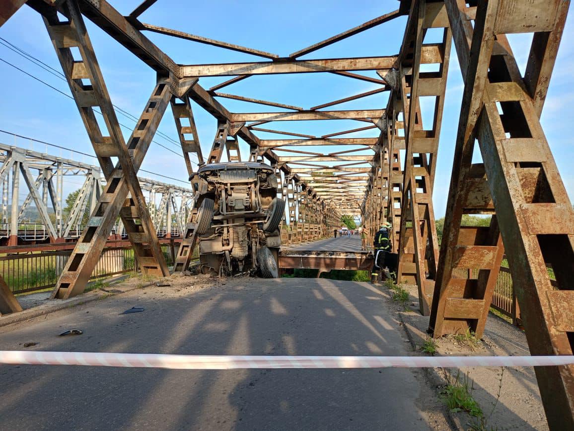 На Закарпатті обвалився міст, машини впали в річку, троє постраждалих – фото