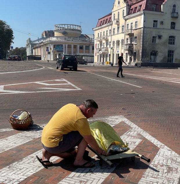 Ракетний удар Росії по центру Чернігова. МВС повідомляє про п'ятьох загиблих та 37 поранених – фото