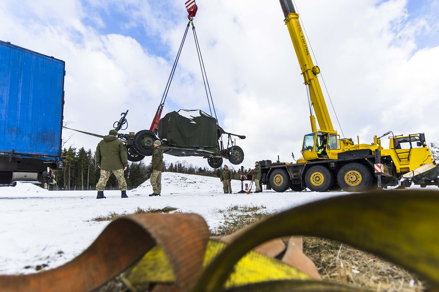 Литва відправить в Україну системи ППО NASAMS та показала фото переданих Мі-8 та зеніток L70