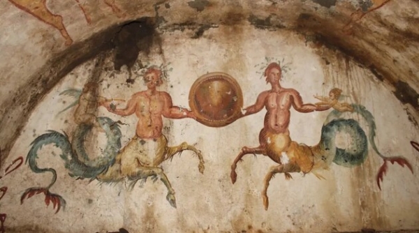 Пекельні пси та морські кентаври: що знайшли у стародавній гробниці в Італії
