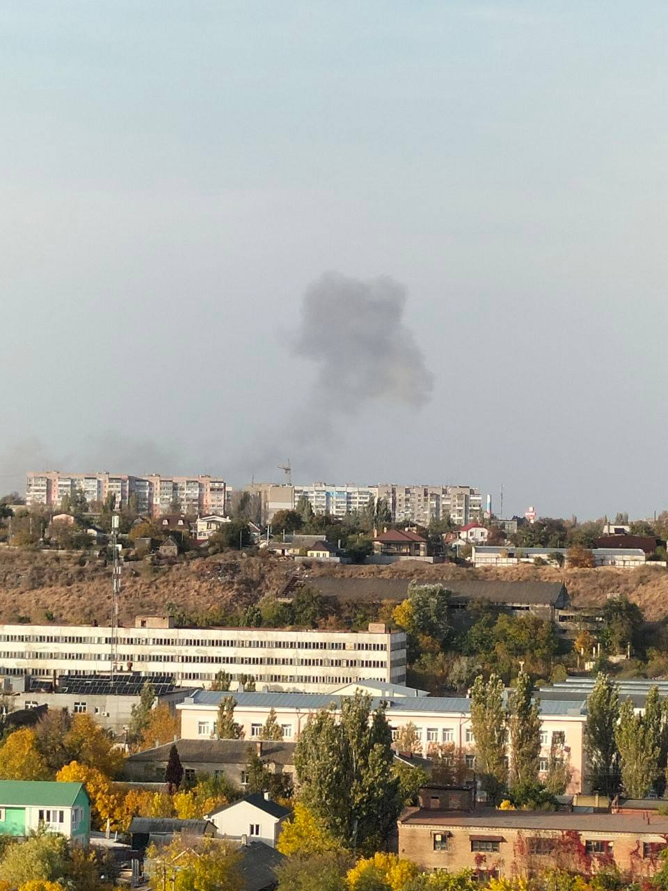 У Бердянську прогримів вибух, стоїть стовп диму - фото