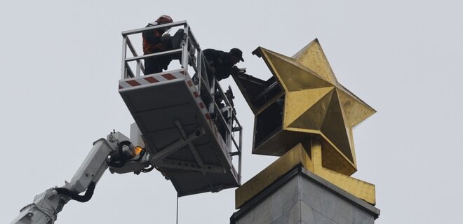 Декомунізація. У Києві прибрали радянську зірку з обеліска на колишній площі Перемоги - Фото