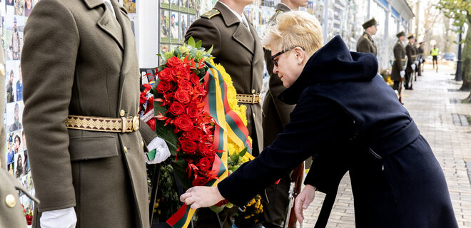 Прем'єр-міністерка Литви прибула з візитом в Київ, вшанувала загиблих військових та зустрілася  - Фото