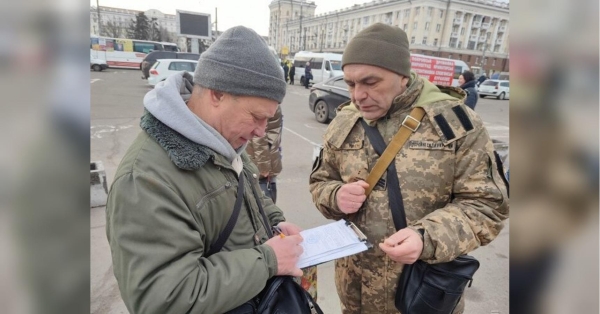 Це надовго: експерт про те, скільки ще чоловіків «пакуватимуть» до бусиків на вулицях