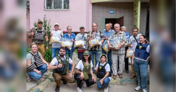 Українські волонтери та благодійники продовжують допомагати мешканцям Херсону