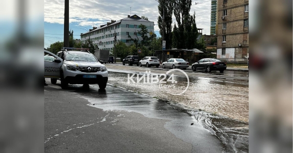 В одному з районів Києва стався прорив трубопроводу (відео)