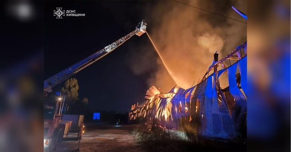 Під Києвом сталася масштабна пожежа: горів склад площею кілька тисяч квадратних метрів