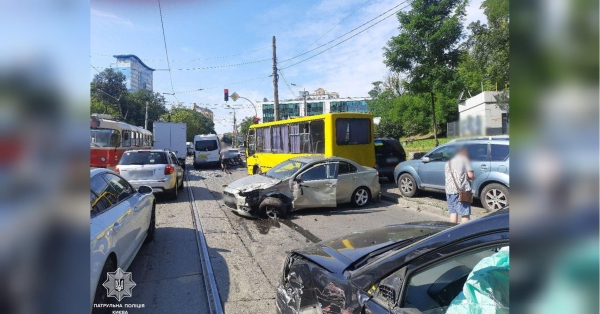 Протаранив десятои автівок: в Києві некерований трамвай спричинив масштабне ДТП