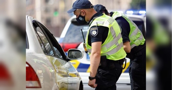 Обличчя краще не чухати: поліцейський розповів, як патрульні розпізнають, що водій каже неправду