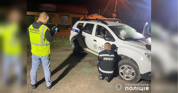 У Хмельницькій області п'яний водій дав бій поліції: з автомата розстріляно два службові автомобілі (фото)