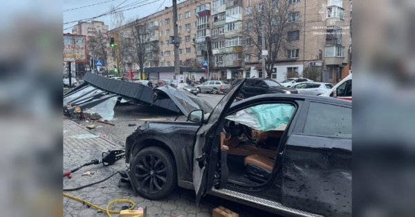 Смертельна ДТП у Хмельницькому: автомобіль влетів у зупинку, загинули люди