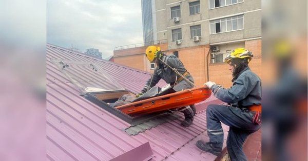 На даху будинку у центрі Києва знайшли мертву дівчину: знадобилася допомога рятувальників (фото)