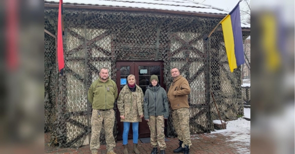 Чарки з гільз, автомати над барною стійкою, уламки «шахеда» в інтер’єрі: ветерани відкрили перше у Києві кафе для військових