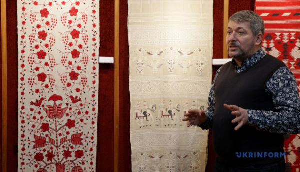 У Львові експонують вишитий одяг та рушники кінця дев'ятнадцятого – початку двадцятого століття. 8