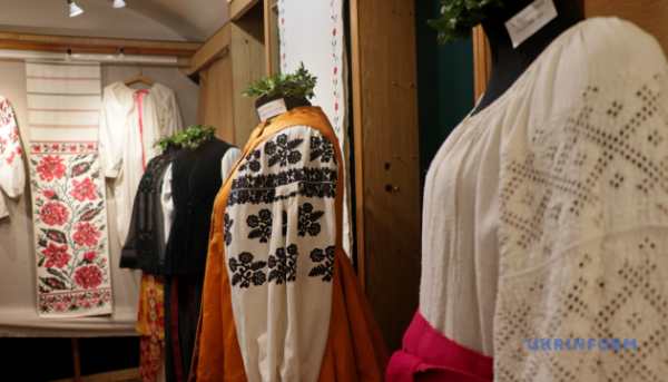 Головна 25 У Львові експонують вишитий одяг та рушники кінця дев’ятнадцятого…