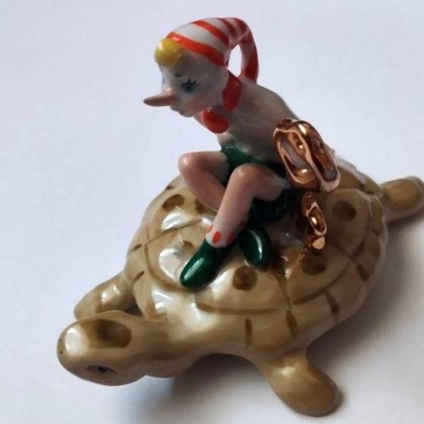 Художній музей Херсона отримав від митниці Києва вилучену мініатюру з порцеляни 6