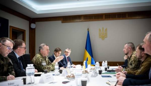 Представники Офісу Президента провели зустріч з представниками командування НАТО, де обговорювалося залучення українських військових до спільних навчань. 2