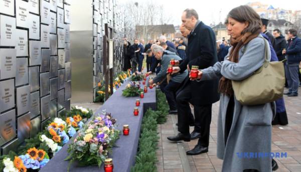 Міністри ЄС у Бучі: Докази злочинів РФ потребують повної відповідальності 12 Міністри ЄС у Бучі: Докази злочинів РФ потребують повної відповідальності 12