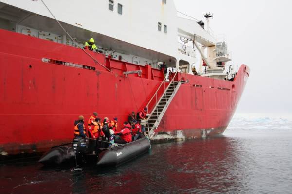 На станції «Академік Вернадський» в Антарктиді відбулася зміна сезонних колективів 12