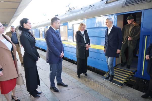 До столиці України приїхали тимчасовий болгарський голова уряду та декілька міністрів. 4