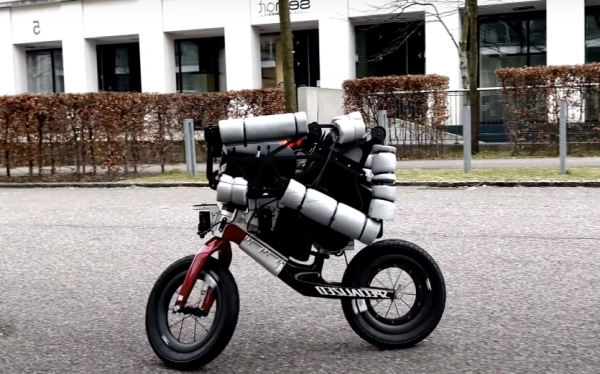 Glovo оцінять: велоробот навчився виконувати трюки