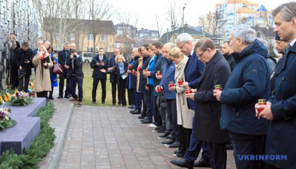 Головна 28 Міністри ЄС у Бучі: Докази злочинів РФ потребують повної відповідальності