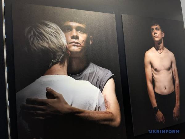 Фотокореспондентка Укрінформу представила у Брюсселі портретні знімки військових та цивільних, які пройшли реабілітацію. 26