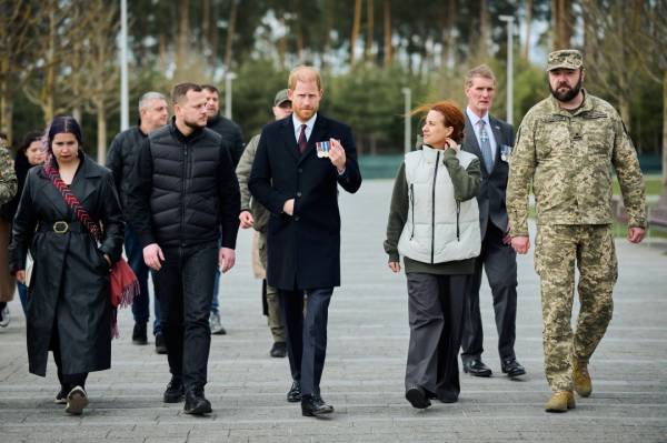 Принц Гаррі віддав шану загиблим героям на Національному військовому цвинтарі. 8