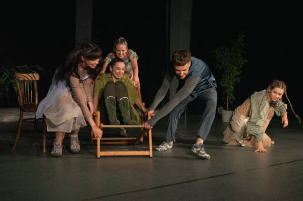 У Львові відбудеться показ вистави «Тут буде сад» з елементами жестової мови. 6