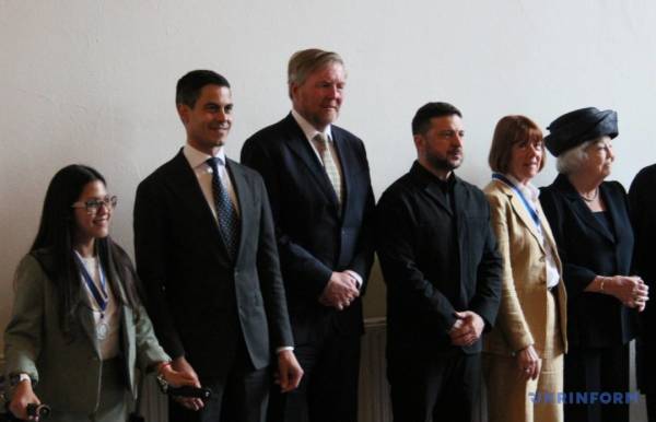 У Нідерландах було вручено премію «Чотири свободи», яка була призначена для Президента та українського народу. 21 У Нідерландах було вручено премію «Чотири свободи», яка була призначена для Президента та українського народу. 21