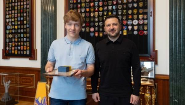 Зеленський нагородив чемпіона Європи з шахів Дегтярьова відзнакою «Майбутнє України» 1