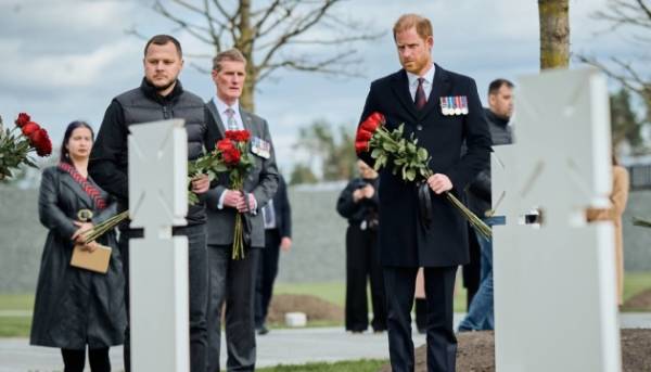 Принц Гаррі віддав шану загиблим героям на Національному військовому цвинтарі. 12