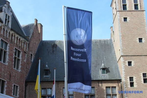 У Нідерландах було вручено премію «Чотири свободи», яка була призначена для Президента та українського народу. 20 У Нідерландах було вручено премію «Чотири свободи», яка була призначена для Президента та українського народу. 20