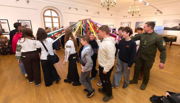 Великоднє богослужіння в Софійському соборі: Президент та перша леді долучилися до благодійної акції «Дітям наших Захисників» 9