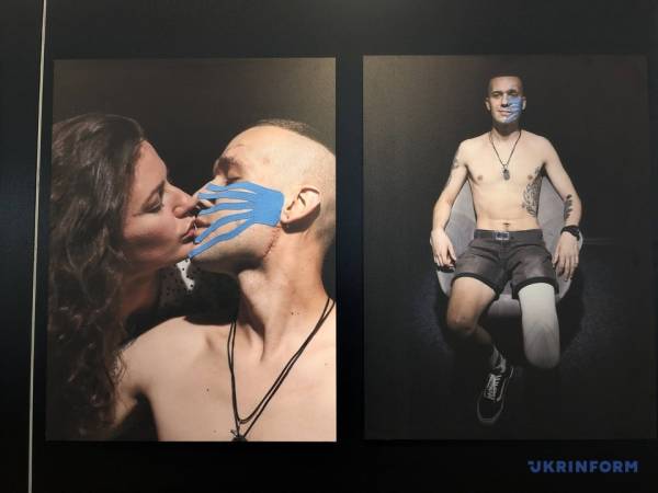 Фотокореспондентка Укрінформу представила у Брюсселі портретні знімки військових та цивільних, які пройшли реабілітацію. 23