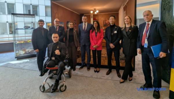 У Європарламенті представили інсталяцію, присвячену українським дітям, яких викрала Росія. 10