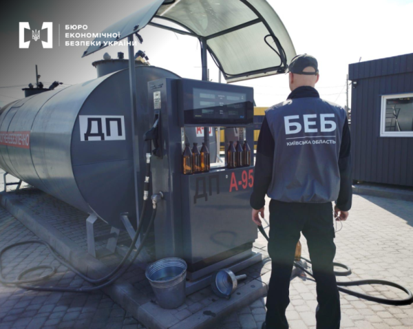На Київщині виявили та ліквідували п'ять підпільних автозаправних станцій, з яких було вилучено 80 тонн паливно-мастильних матеріалів. 4