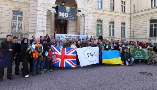 Британські аграрії надіслали українським захисникам додаткові 38 автомобілів підвищеної прохідності.