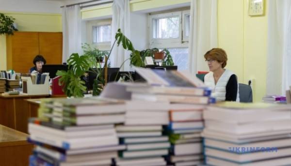 Майже тридцять відсотків співробітників бібліотек в Україні – це особи, яким понад шістдесят років. 11