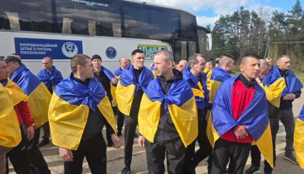 Служба безпеки України оприлюднила унікальні кадри обміну військовополоненими.