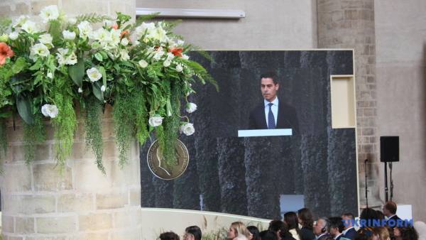 У Нідерландах було вручено премію «Чотири свободи», яка була призначена для Президента та українського народу. 13 У Нідерландах було вручено премію «Чотири свободи», яка була призначена для Президента та українського народу. 13