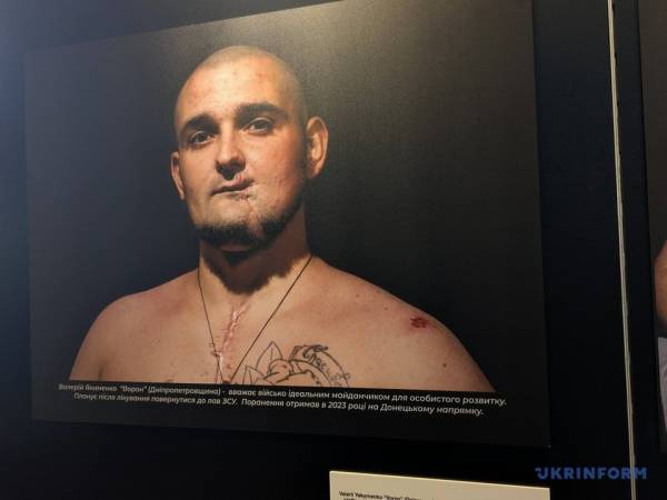 Фотокореспондентка Укрінформу представила у Брюсселі портретні знімки військових та цивільних, які пройшли реабілітацію. 27