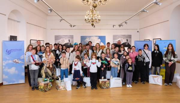 Великоднє богослужіння в Софійському соборі: Президент та перша леді долучилися до благодійної акції «Дітям наших Захисників» 12