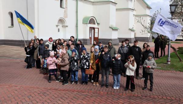 Великоднє богослужіння в Софійському соборі: Президент та перша леді долучилися до благодійної акції «Дітям наших Захисників» 8