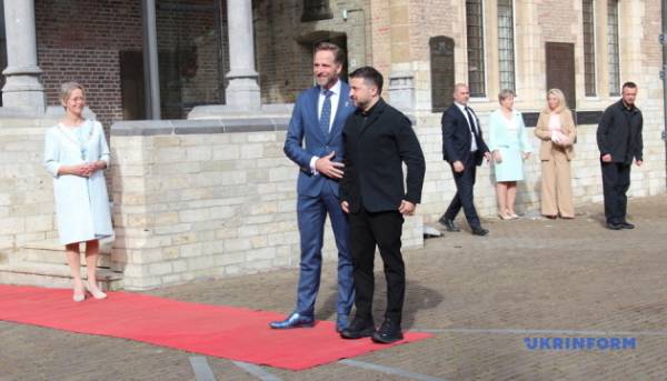 У Нідерландах було вручено премію «Чотири свободи», яка була призначена для Президента та українського народу. 14 У Нідерландах було вручено премію «Чотири свободи», яка була призначена для Президента та українського народу. 14