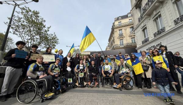 Українські ветерани та цивільні взяли старт у Паризькому марафоні на візках, зроблених з дерева. 8