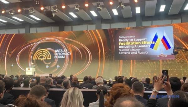Туреччина висловила готовність допомогти в організації прямих переговорів між Україною та Росією, включно з можливістю зустрічі президентів, про що заявив Ердоган. 13