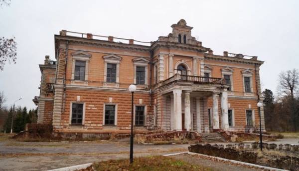 Російські війська зруйнували палац Харитоненка в Сумській області 9