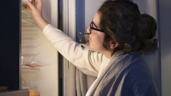 Головна 42 Геніальний спосіб зупинити вечірнє переїдання, про який ви могли не знати: лікарка розкрила хитрість, що економить час.